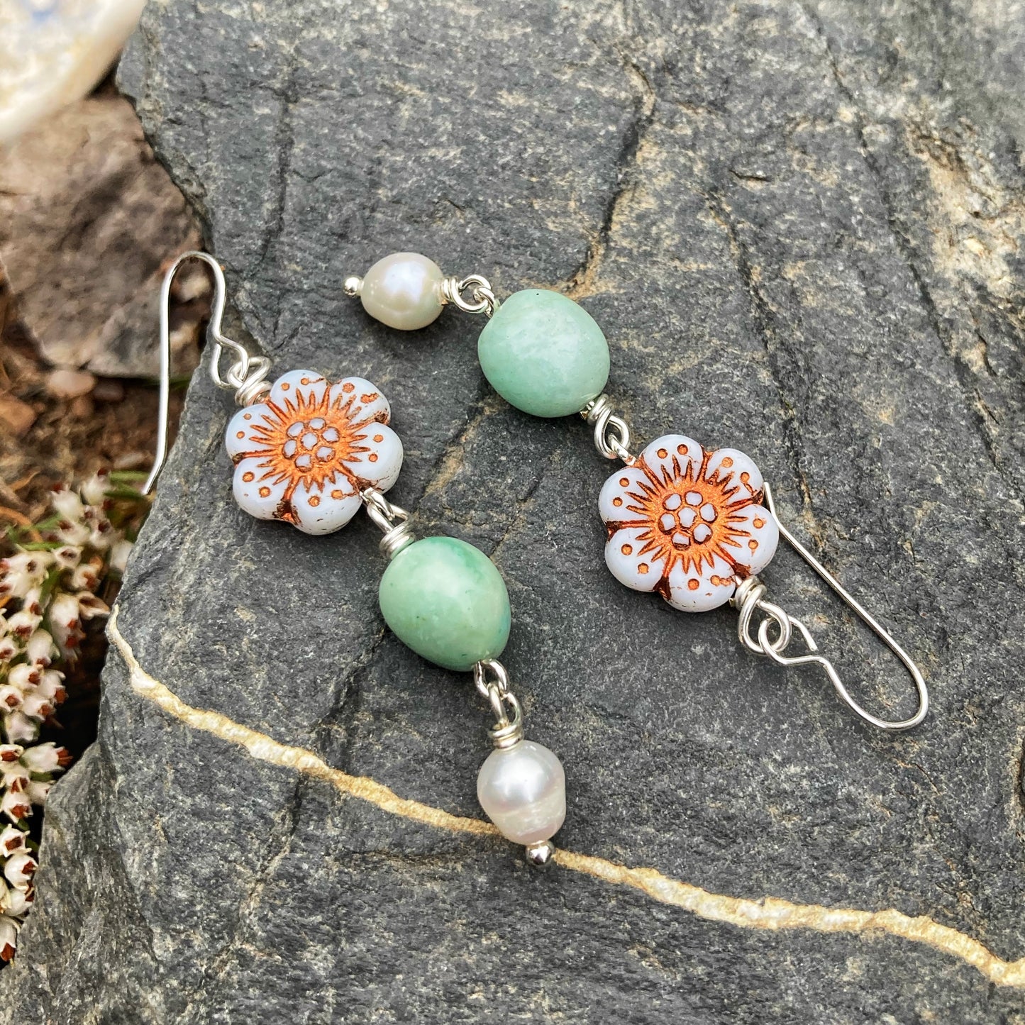 Dangling Daisy Earrings