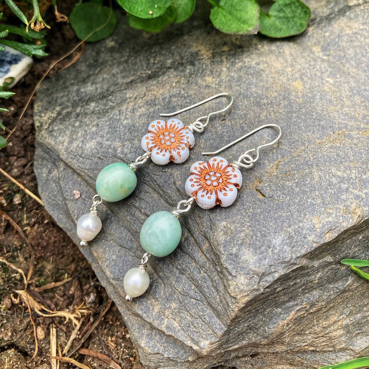 Dangling Daisy Earrings